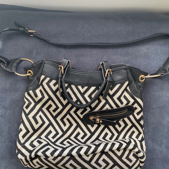 Black & Cream Geometric Canvas Shoulder Bag w/ Gold Hardware - Picture 10 of 13